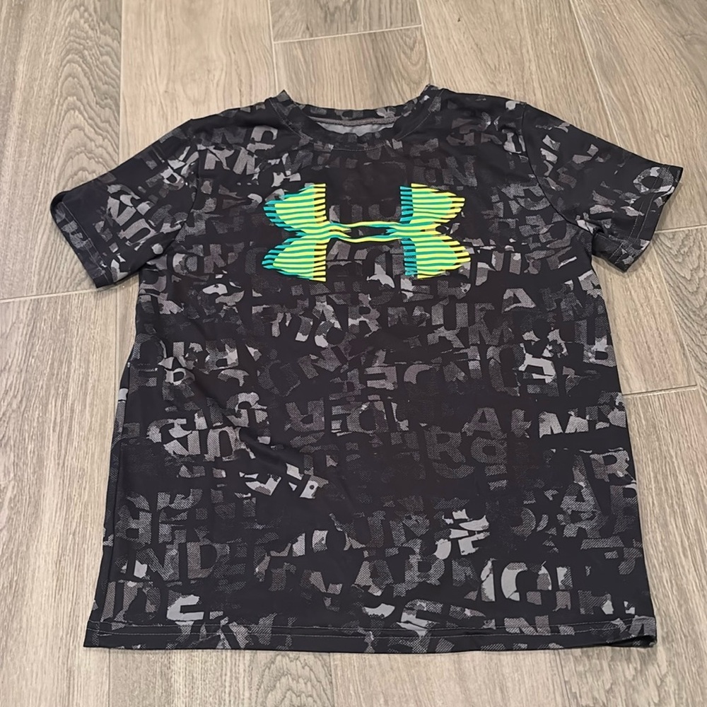 Under Armour Boys Black And Green T-Shirt Size Youth Medium
